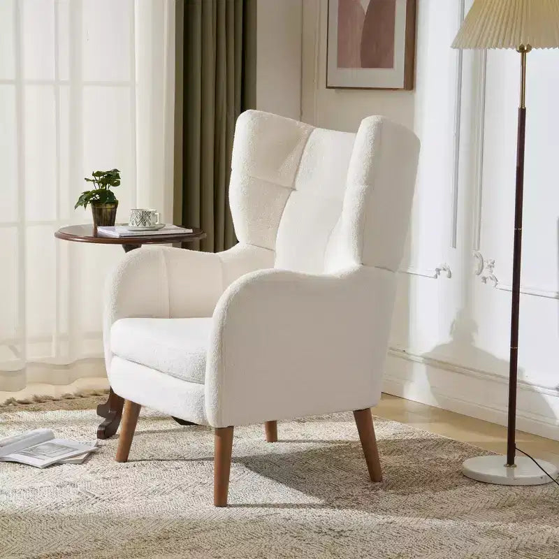 Poltrona d'accento con schienale alto e struttura in legno di betulla, bianco avorio
