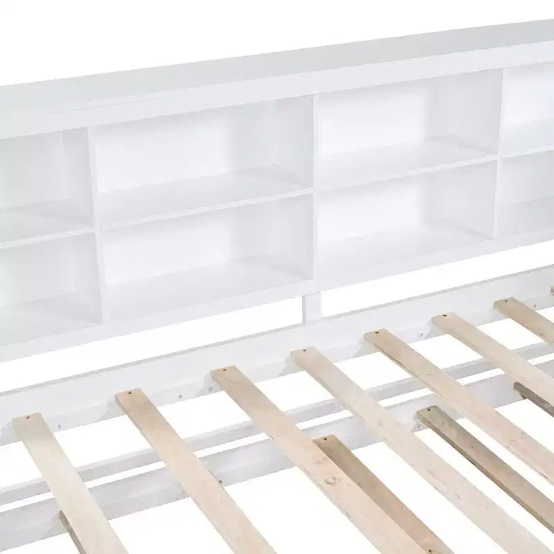 Lettino singolo con rotelle, libreria e stazione di ricarica USB