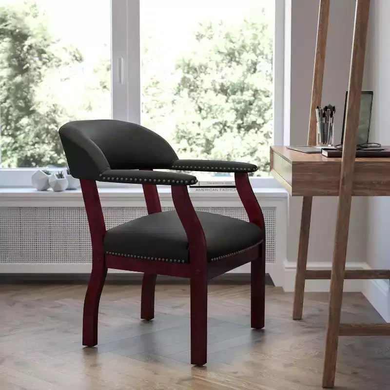 Sedia da conferenza con finitura decorativa sui braccioli