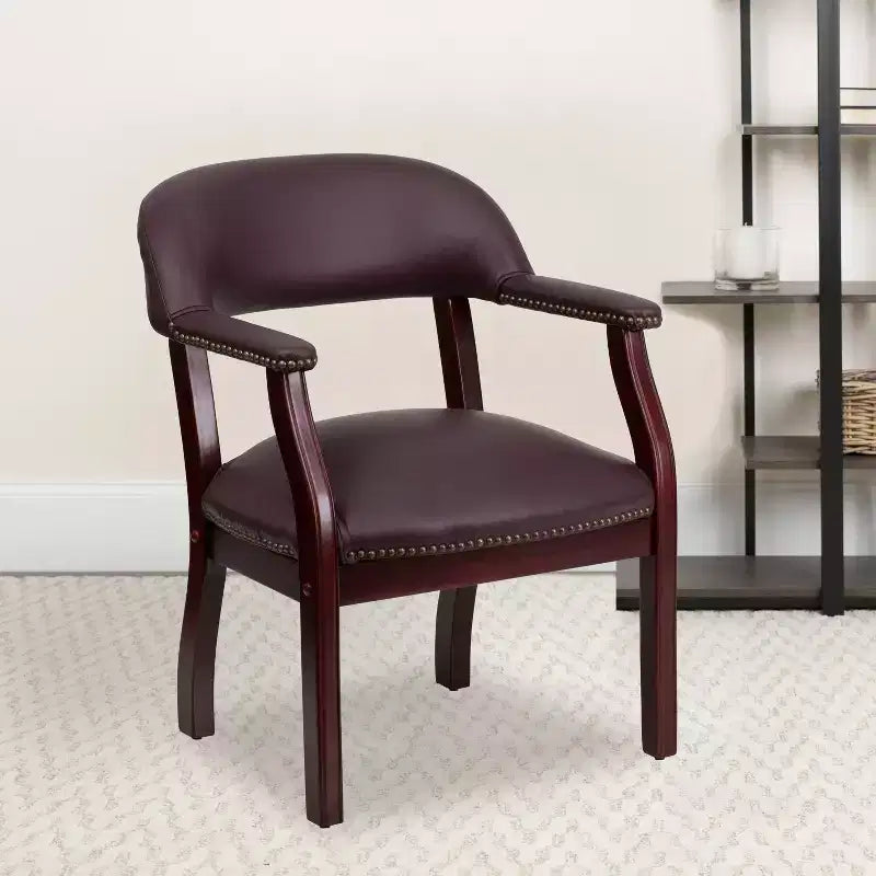 Sedia da conferenza con finitura decorativa sui braccioli