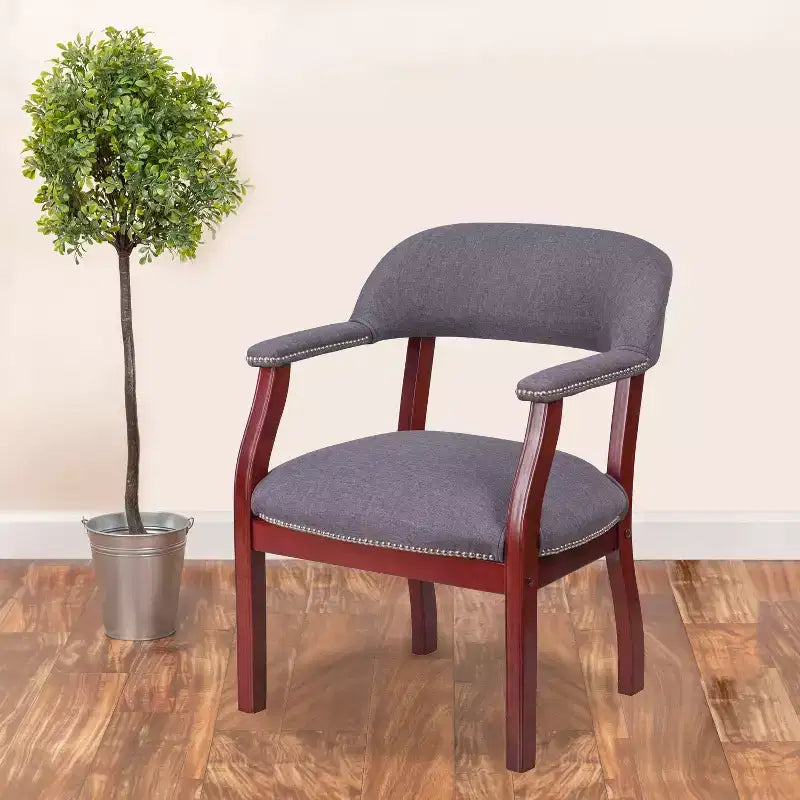 Sedia da conferenza con finitura decorativa sui braccioli