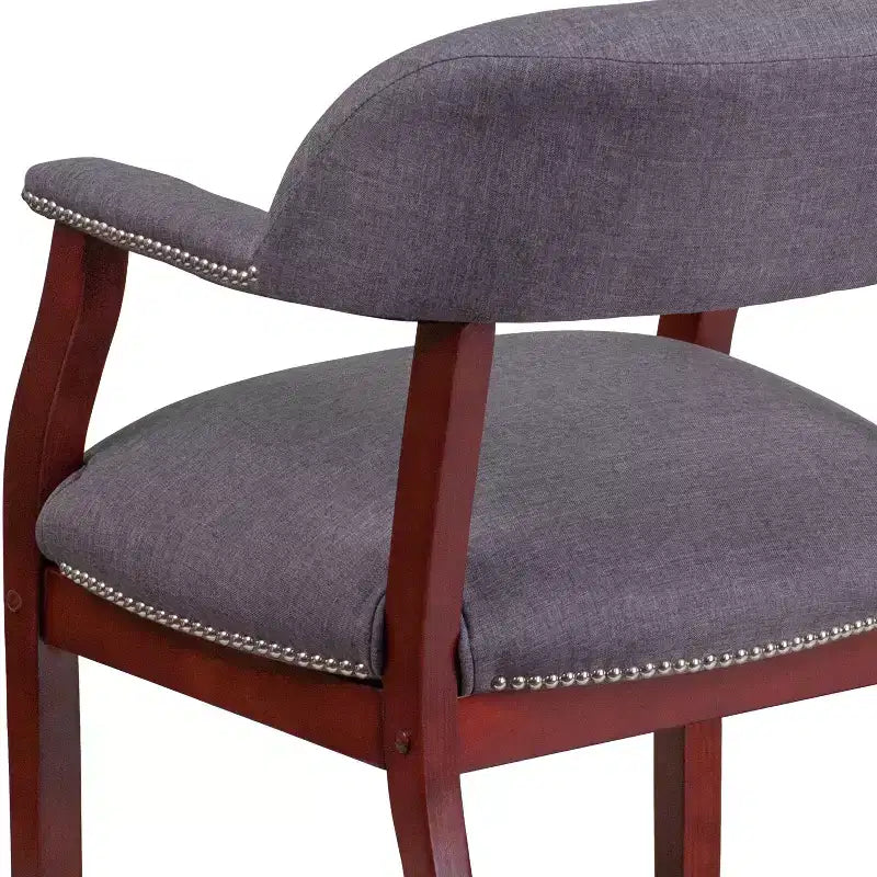 Sedia da conferenza con finitura decorativa sui braccioli