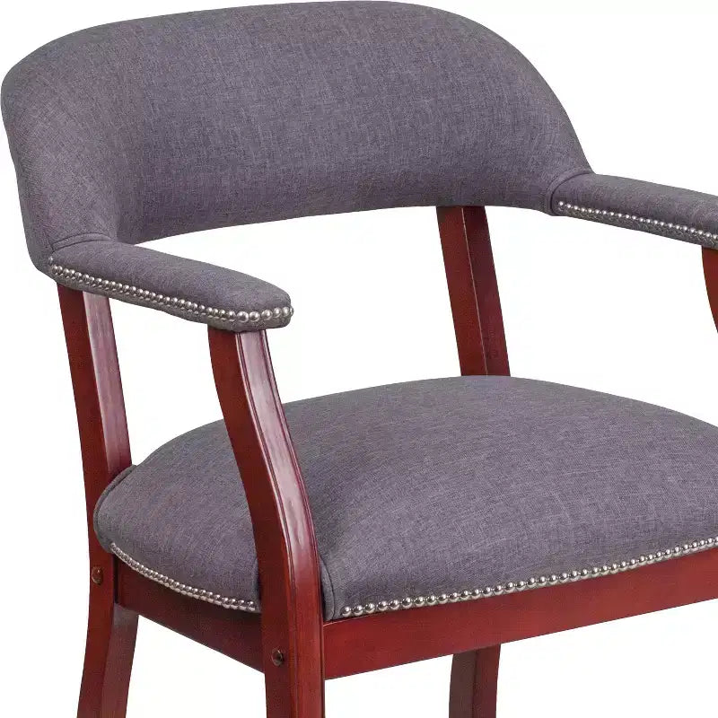 Sedia da conferenza con finitura decorativa sui braccioli