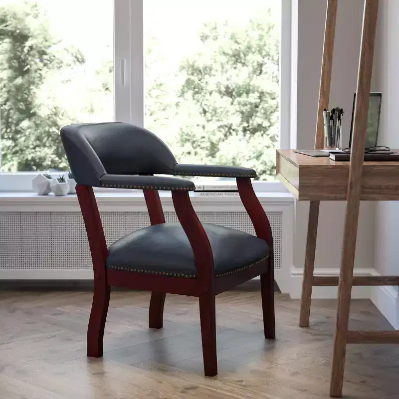 Sedia da conferenza con finitura decorativa sui braccioli